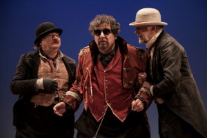 Edoardo Siravo (al centro) interpreta Pozzo